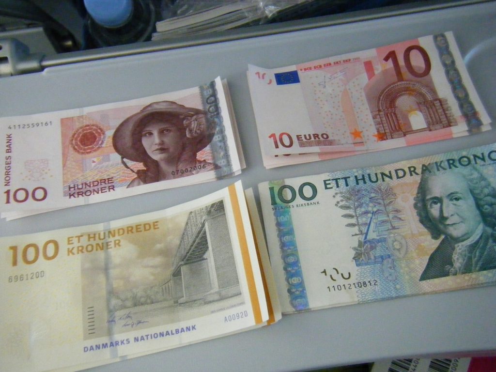 海外旅行でのお金の持ち方と両替のポイントは？